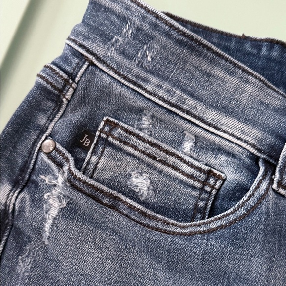 Judy Blue Bermuda Distressed Shorts High Rise Size 1X - Picture 9 of 10